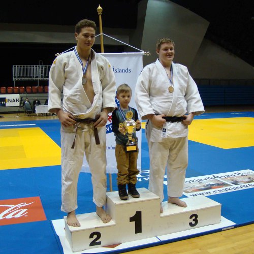 100 kg