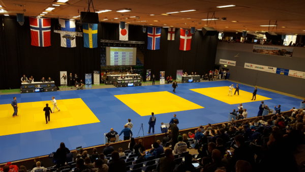 Halldór Bjarnason á leiðinni á miðju völlinn