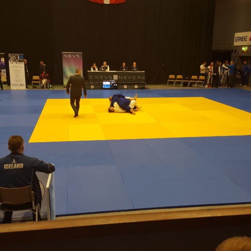 Anna Soffía í einni sigurglímunni Jón Þór fylgist með