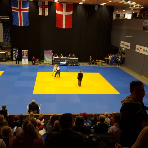 Sævar við dómaraborðið