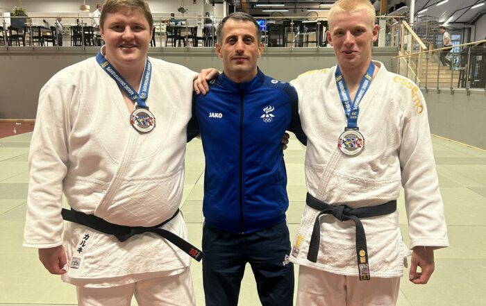 Stoltur landsliðsþjálfari með verðlaunahöfum í senior aldursflokki. Karl Stefánsson +100kg og Skarphéðinn Hjaltason -90kg